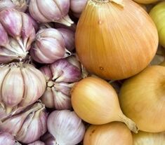 Onion and garlic to treat nail fungus